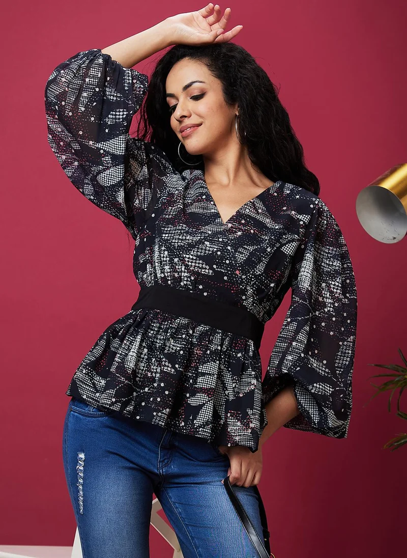 جلو باص بلوزة نسائية سوداء بأكمام واسعة وطبعات زهور